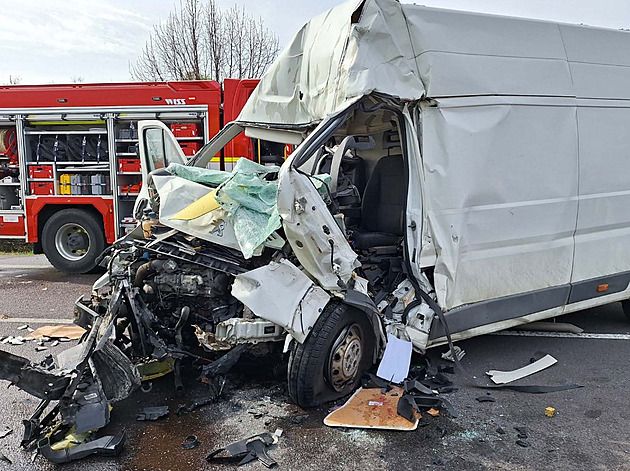 Řidič dodávky přejel do protisměru, po čelním střetu s kamionem zemřel