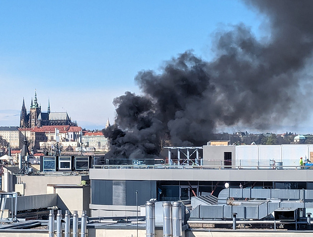 Kouř nad centrem Prahy. Hořelo na střeše novostavby u hlavní pošty