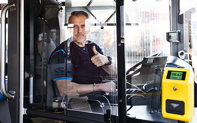 Dva motory a nečekané jízdní vlastnosti, pochvaluje si řidič letištní trolejbus