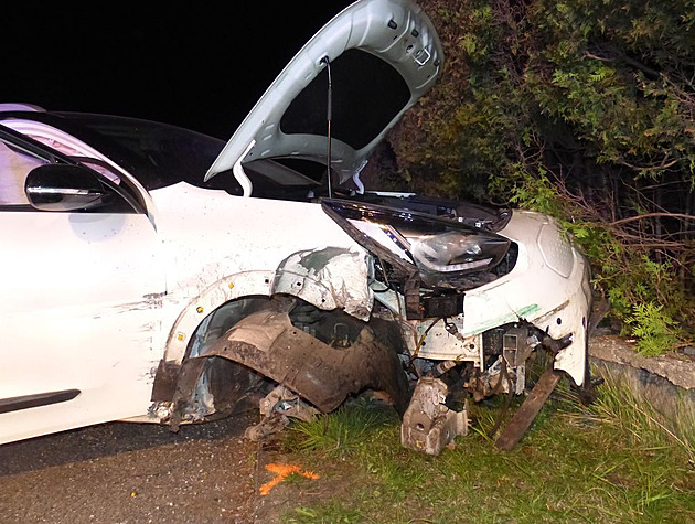 Osmnáctiletá řidička způsobila škodu téměř za milion, s autem skončila v plotě