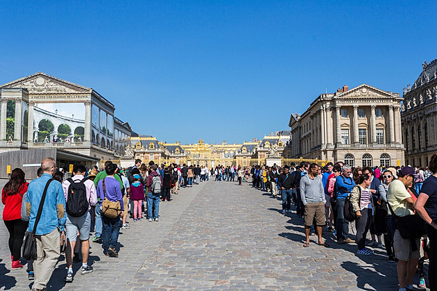 V zámku ve Versailles vzplanula střecha, evakuovali stovky návštěvníků