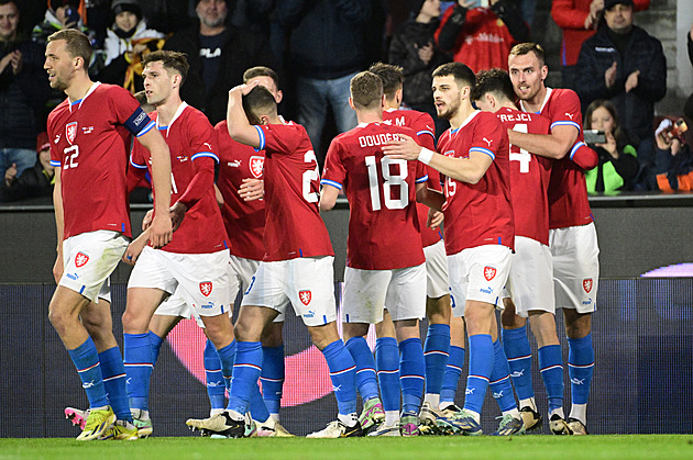 Čeští fotbalisté odjeli na kemp před Eurem, Barák se připojí v pondělí