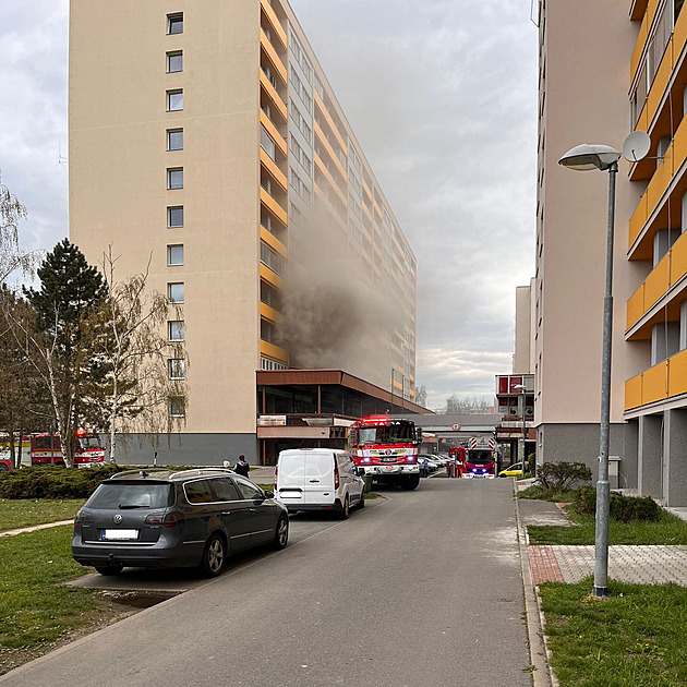 V Hradci Králové hořel panelový dům, zraněno bylo několik lidí