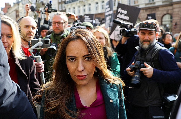 Assange volný a živý. USA se zbavily kontroverzního balvanu na krku