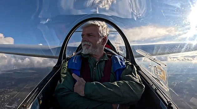 VIDEO: S hlavou v oblacích. Prezident Pavel popřál hezké Velikonoce z letadla