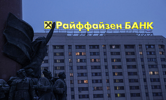 Západní banky plní Putinovu válečnou kasu. Na daních odvedly rekordních 800 milionů eur