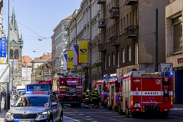 Kouř nad centrem Prahy. Hořelo na střeše hotelu u Václavského náměstí