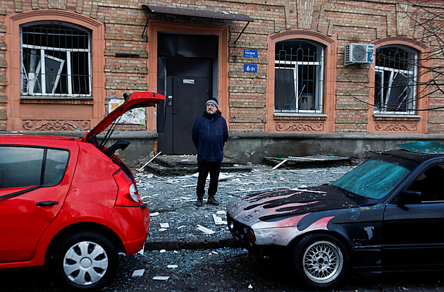 Kyjevem otřásly exploze, trosky zničené střely dopadly na domy i školku