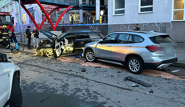 V pražských Stodůlkách havarovala čtyři auta. Opilý řidič se snažil utéct