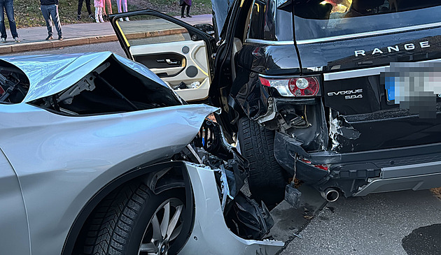 Nehoda dvou aut blokovala silnici z Neratovic do Prahy, zranili se čtyři lidé