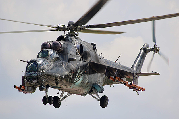Armáda dodá Ukrajině další vrtulník Mi-24. Předtím ho draze přemalovala