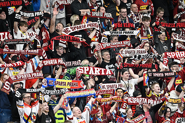 Předměty na ledě, politý Pešán. Sparta hrozí divákům zákazem vstupu na stadion