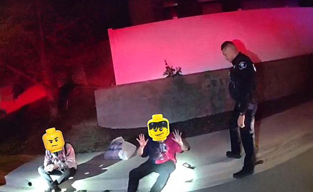 Kalifornská policie sdílela fotky podezřelých s hlavou z lega, firmě to vadí