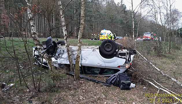 Při havárii skončilo jedno z aut na střeše, policisté o Velikonocích obsadí silnice