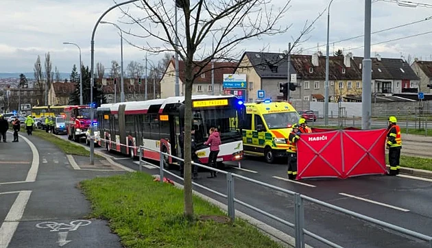 Na přechodu v Plzni srazil autobus staršího muže, ten na místě zemřel
