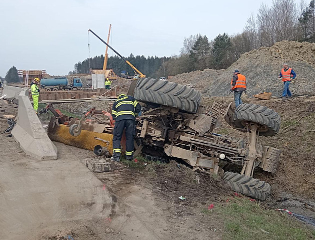 Sráka kamionu se zametacím traktorem omezila provoz na frekventované silnici...