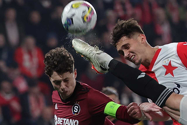 Foto měsíce je z fotbalového derby. Porota ocenila Michala Růžičku z MAFRY