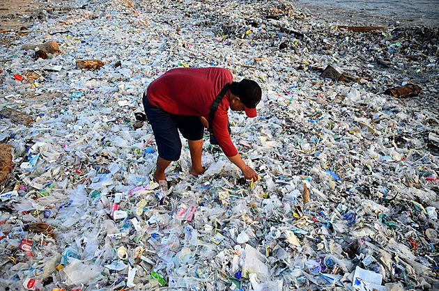 OBRAZEM: Pláže na Bali zaplavily hromady plastu. Uklízeli i turisté