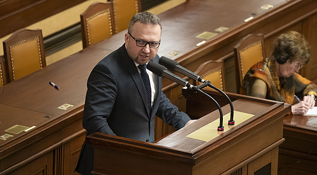 Nová superdávka trestá děti. Jurečka neškrtl sporný bod, chudé rodiny dostanou méně
