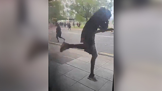 VIDEO: Australské město vyděsila hromadná rvačka, mladým zakázalo vycházet