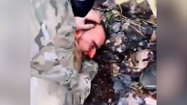 VIDEO: Údajnému útočníkovi Rusové po zadržení uřízli ucho. Chtěli, aby ho snědl