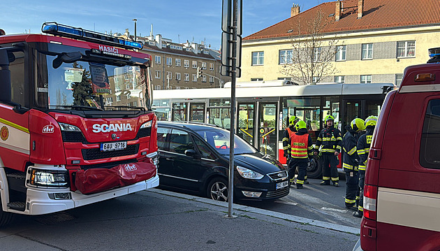 Autobus srazil v centru Prahy ženu, má vážně poraněné nohy i pánev