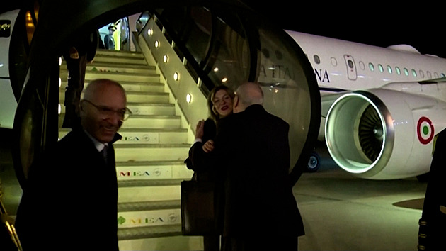 VIDEO: Libanonský premiér si spletl Meloniovou. Na schodech letadla políbil asistentku