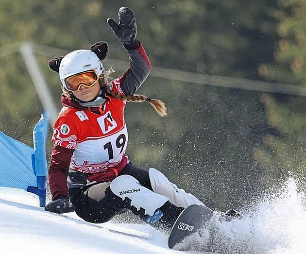 Byť snowboardistka Keclíková spadla, oslavila juniorské světové stříbro