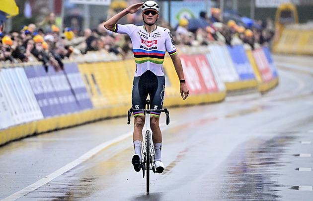 Van der Poel oplatil na klasice E3 v Harelbeke Van Aertovi loňskou porážku