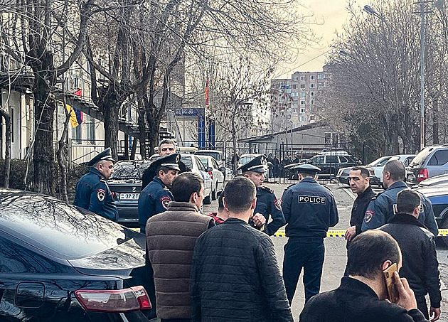 Na policejní stanici v Jerevanu zaútočili ozbrojenci. Policie je zadržela