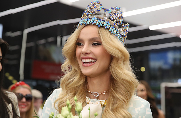 Miss World Pyszková je zpátky v Česku, na letišti ji vítali novináři i fanoušci