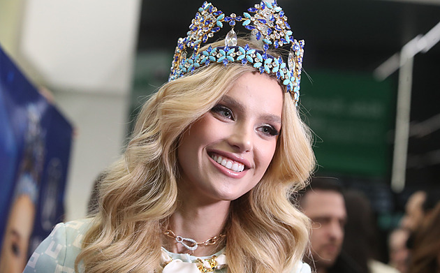 Miss World Pyszková je zpátky v Česku, na letišti ji vítali novináři i fanoušci