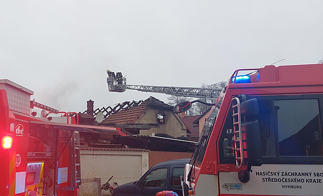 V Choťánkách na Nymbursku hořel rodinný dům, hasiči museli vynést tlakové lahve