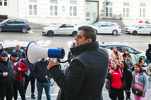 Romové protestovali před brněnským soudem. Nesouhlasili se zproštěním Ukrajince