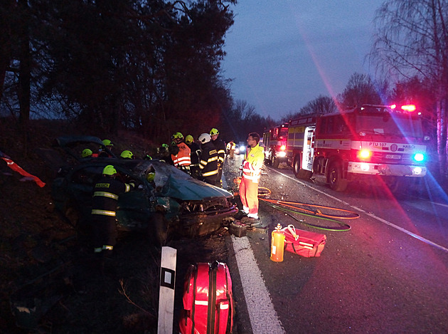 Silnici u Trutnova zavřela nehoda tří aut, převrácený kamion museli vyprostit