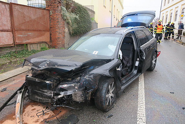 Cizinec řídil opilý, náraz do lampy odmrštil vůz do protijedoucího auta