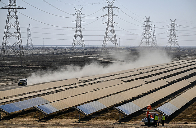 Indie žízní po elektřině. Místo pálení uhlí dláždí poušť solárními panely