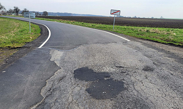 Valy, výtluk v silnici po oprav