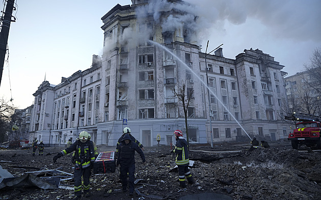 Kyjevem otřásly exploze, trosky zničené střely dopadly na domy i školku