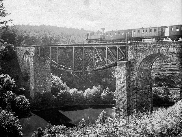 Osobn vlak na Strachovickm viaduktu
