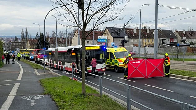 Na Karlovarské tíd v Plzni srazil autobus chodce.