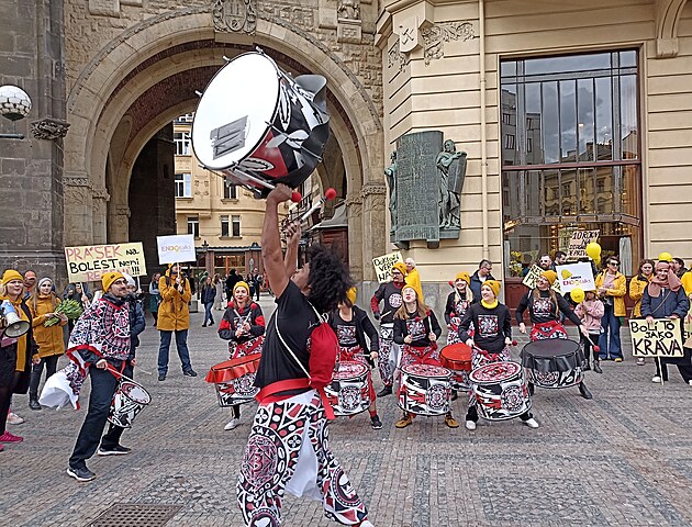 Pochod Prahou za úasti skvlých bubeník z Batala Praha