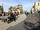 Palestinci projídjí na voze taeném komi kolem místa izraelského útoku na...