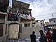 Palestinci hledají tla v dom zasaeném izraelským úderem v Rafáhu. (27....