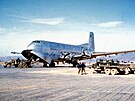 C-124A pi vykládce materiálu na polním letiti kdesi v Koreji.