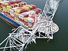 Trosky mostu v Baltimoru po sráce s nákladní lodí