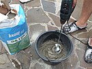 Adhezní m�stek (Knauf GB 120), stejn� jako potom lepidlo, rozmícháme pomocí...