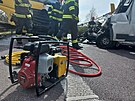 Hasi�i odkl�zej� n�sledky smrteln� nehody na silnici pobl� obce Pern� na...