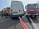Hasi�i odkl�zej� n�sledky smrteln� nehody na silnici pobl� obce Pern� na...