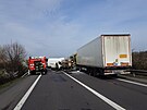 Hasii odklízejí následky smrtelné nehody na silnici poblí obce Perná na...